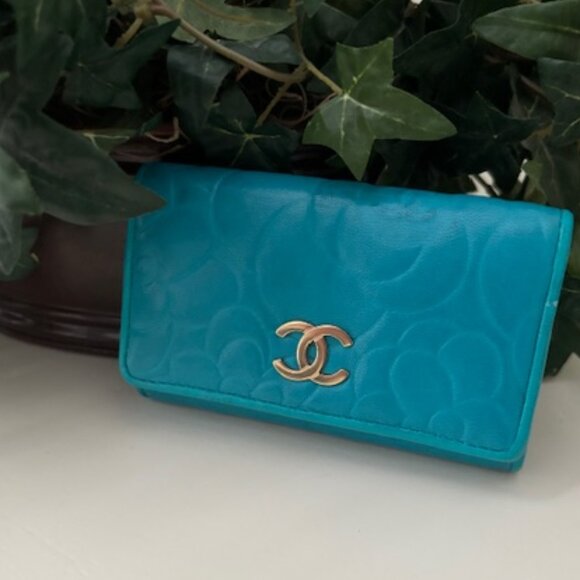 CHANEL CAMELLIA TURQUOISE LAMBSKIN QUILTED 6-KEY CASE - Picture 1 of 11